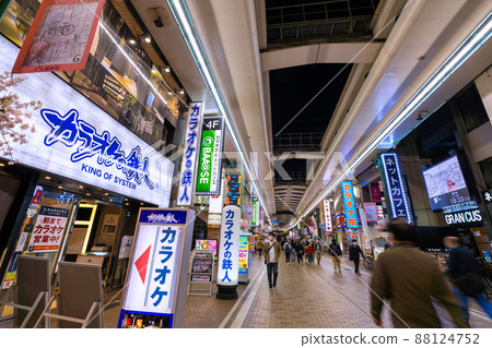日本川崎市街景 防止傳播...看看川崎站前的熱門購物街“Ginryugai”= 3月25日 88124752