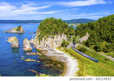 穿過青森縣深浦町海岸線上的Gangara洞的五野線度假列車的鳥瞰圖 88124935