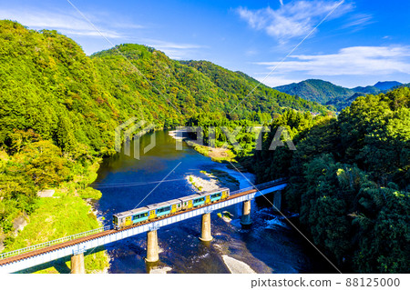 下小川站附近穿越久慈川的水軍線柴油列車 下小川站附近穿越久慈川的水軍線柴油列車 88125000