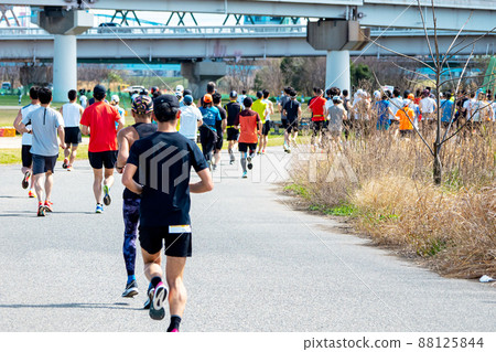 Marathon runners Marathon runners 88125844