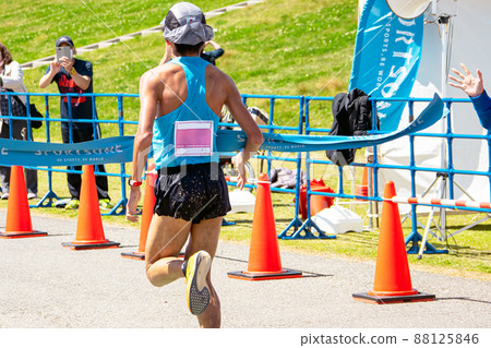 Marathon tournament: People who cut goal tapes 88125846