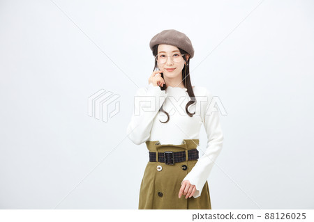 戴貝雷帽的時尚女性 88126025