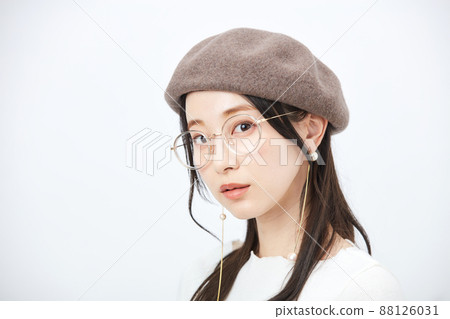 戴貝雷帽的時尚女性 88126031