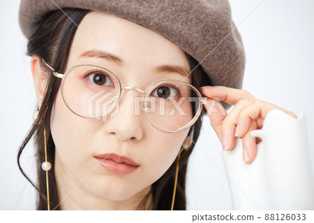 戴貝雷帽的時尚女性 88126033