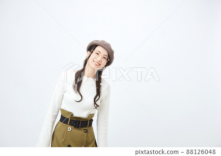 戴貝雷帽的時尚女性 88126048