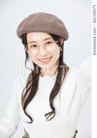 Fashion women wearing berets 88126071