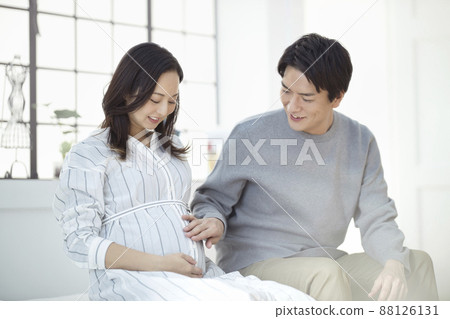 Pregnant couple, couple, maternity conversation, smile 88126131