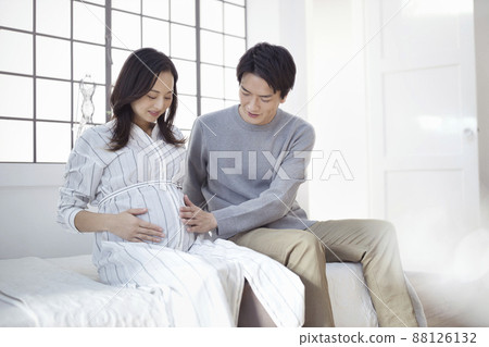Pregnant couple, couple, maternity conversation, smile 88126132