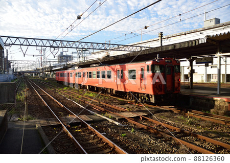 2021. Morning view of the train window from Shin-Yamaguchi Station on the Sanyo Main Line to Tokuyama Station 88126360