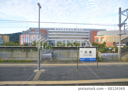 2021 年。從山陽本線新山口站到德山站的火車窗口的晨景 88126368