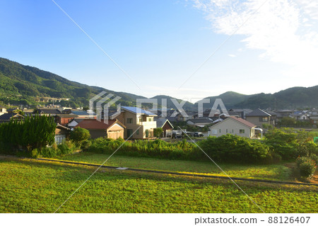 2021. Morning view of the train window from Shin-Yamaguchi Station on the Sanyo Main Line to Tokuyama Station 88126407
