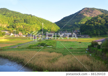 2021 年。從山陽本線新山口站到德山站的火車窗口的晨景 2021 年。從山陽本線新山口站到德山站的火車窗口的晨景 88126410
