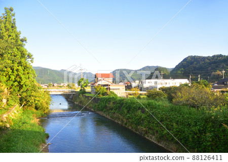 2021 年。從山陽本線新山口站到德山站的火車窗口的晨景 88126411