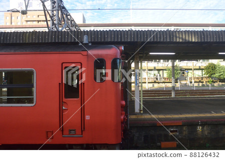 2021. Morning view of the train window from Shin-Yamaguchi Station on the Sanyo Main Line to Tokuyama Station 88126432