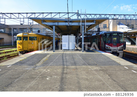 2021. Morning view of the train window from Tokuyama Station on the Sanyo Main Line to Iwakuni Station 88126936