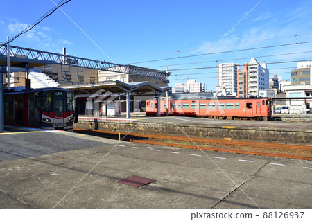 2021 年。從山陽本線德山站到岩國站的火車窗晨景 2021 年。從山陽本線德山站到岩國站的火車窗晨景 88126937