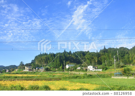 2021 年。從山陽本線德山站到岩國站的火車窗晨景 88126958