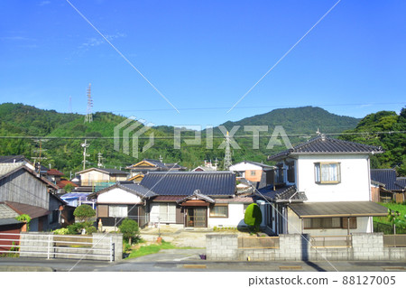 2021. Morning view of the train window from Tokuyama Station on the Sanyo Main Line to Iwakuni Station 88127005