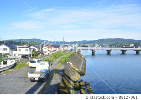 2021. Morning view of the train window from Tokuyama Station on the Sanyo Main Line to Iwakuni Station 88127061