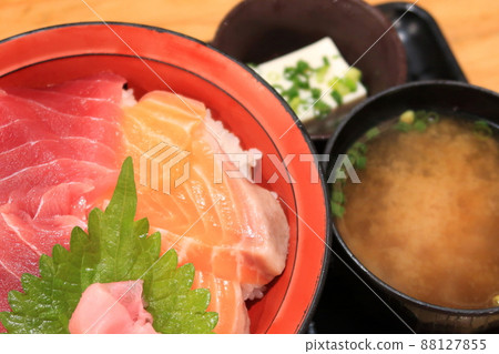 Tuna salmon bowl 88127855