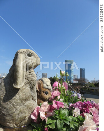 Rabbits and group-planted flowers in garden ornaments Rabbits and group-planted flowers in garden ornaments 88128478