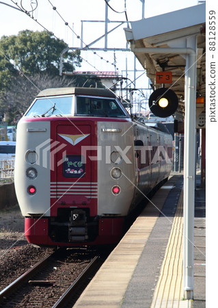 Limited Express Yakumo stopped at Yasugi Station (381 series: Okayama ⇔ Izumo City) Limited Express Yakumo stopped at Yasugi Station (381 series: Okayama ⇔ Izumo City) 88128559