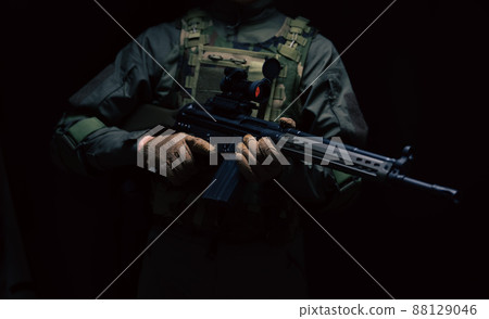 拿著槍的士兵 88129046