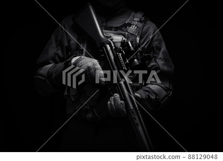 Soldier holding a gun 88129048