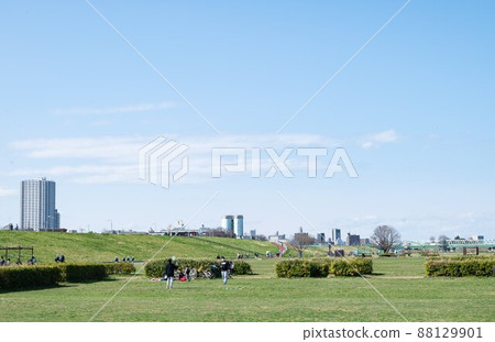 在銀行玩耍的人：東京柴又公園 88129901