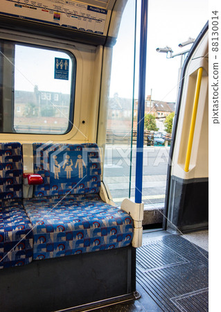 皮卡迪利線內，該線停靠在地面的倫敦地鐵站 88130014