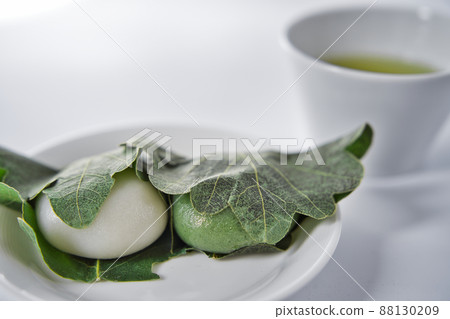 Kashiwa cake and green tea 88130209