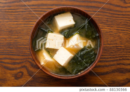 味噌湯配豆腐和裙帶菜 88130366