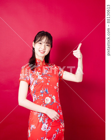 Cheongsam by Cheongsam,紅色背景,大拇指。 Cheongsam by Cheongsam,紅色背景,大拇指。 88130613