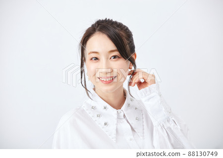 時尚年輕美麗的女人 88130749