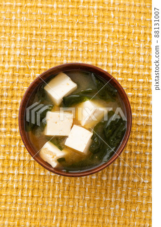 Miso soup with tofu and wakame Miso soup with tofu and wakame 88131007