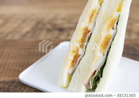 美味的火腿雞蛋三明治 美味的火腿雞蛋三明治 88131303