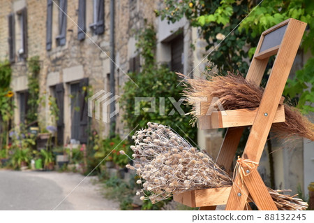 Baume-les-Mécheux 的道路，法國汝拉地區的一個美麗村莊 88132245