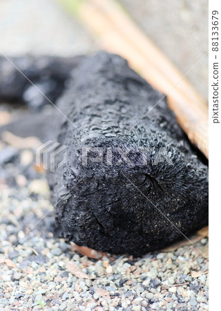 燒焦的原木 燒焦的原木 88133679