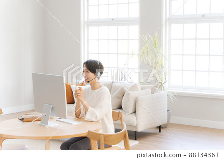 Remote conference female headphones 88134361