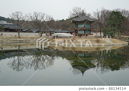 Spring scenery of Hyangwonjeong Pavilion in Gyeongbokgung Palace Spring scenery of Hyangwonjeong Pavilion in Gyeongbokgung Palace 88134514