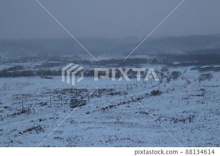 穿越落日雪原的根室本線木葉40系列（新德⇔釧路） 88134614