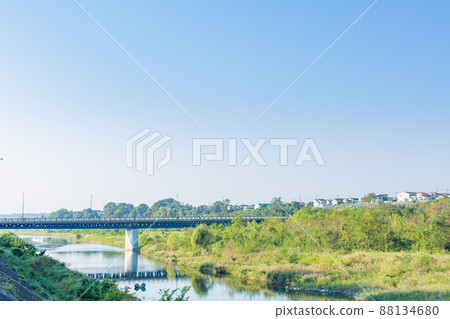 【日本】福生市,橫跨多摩川的公路橋,藍天白雲,綠意盎然 【日本】福生市,橫跨多摩川的公路橋,藍天白雲,綠意盎然 88134680