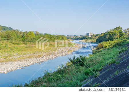 [Japan] Fussa City, the quiet flow of the Tama River in the early morning and the riverbed and banks covered with greenery 88134681