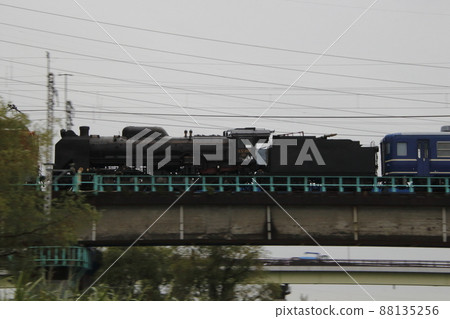 SL deadhead train going through Tochigi prefecture (EF81-95 + D51-498 + 12 series passenger car) 88135256