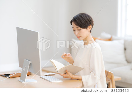 A woman in her 30s studying A woman in her 30s studying 88135423