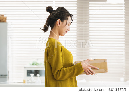 家裡有紙板的女人 家裡有紙板的女人 88135735