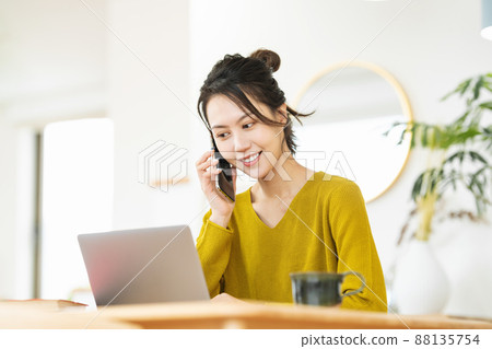 一個女人在她的智能手機上開會 88135754