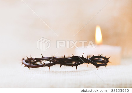 燭光和荊棘王冠象徵耶穌基督在十字架上的痛苦 88135950