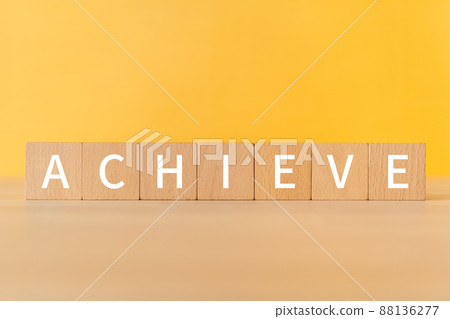 成就形象 | 上面寫著“ACHIEVE”的積木 88136277