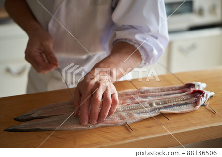 在鰻魚上擊中金串的Itamae 88136506